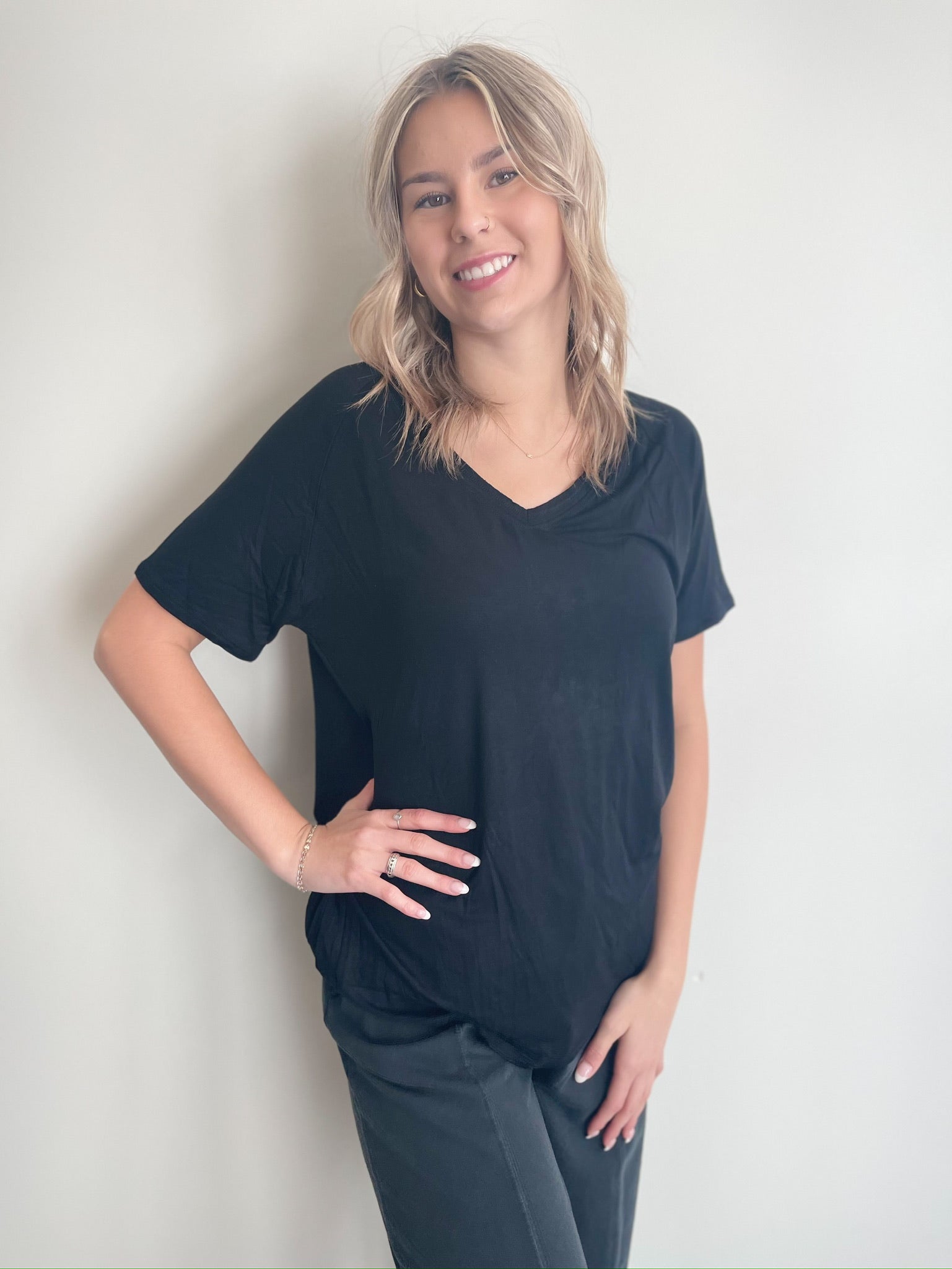Donna Basic V-Neck Top, Black